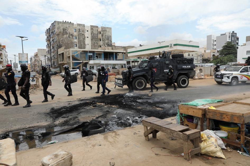 Des gendarmes déployés à Dakar, au Sénégal pour rétablir le calme suite aux manifestations de personnes protestant contre la détention du leader de l’opposition Ousmane Sonko, marchaient dans une rue de cette ville, le 31 juillet 2023. 