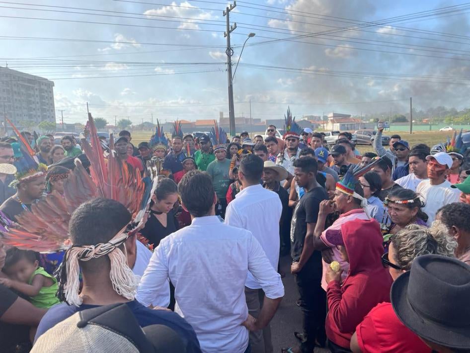 Indígenas protestam contra atos de violência em frente ao posto da polícia militar e à delegacia da polícia civil em Tomé-Açu, estado do Pará, Brasil. 7 de agosto de 2023.