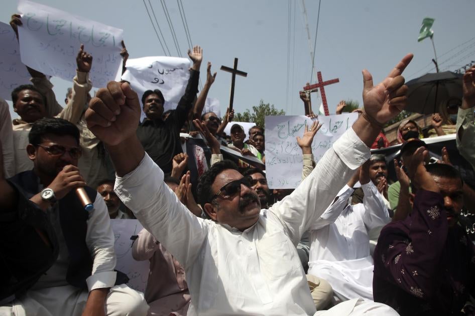 Umat Kristen Pakistan menggelar aksi demonstrasi untuk mengecam serangan massa yang terjadi baru-baru ini di pemukiman Kristen, Peshawar, Pakistan, 20 Agustus 2023. 