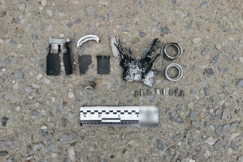 Überreste einer 9N235-Splittermunition, die ein ukrainischer Sprengstoffexperte nach dem Anschlag am 8. Juli 2023 in Lyman gefunden hat.  