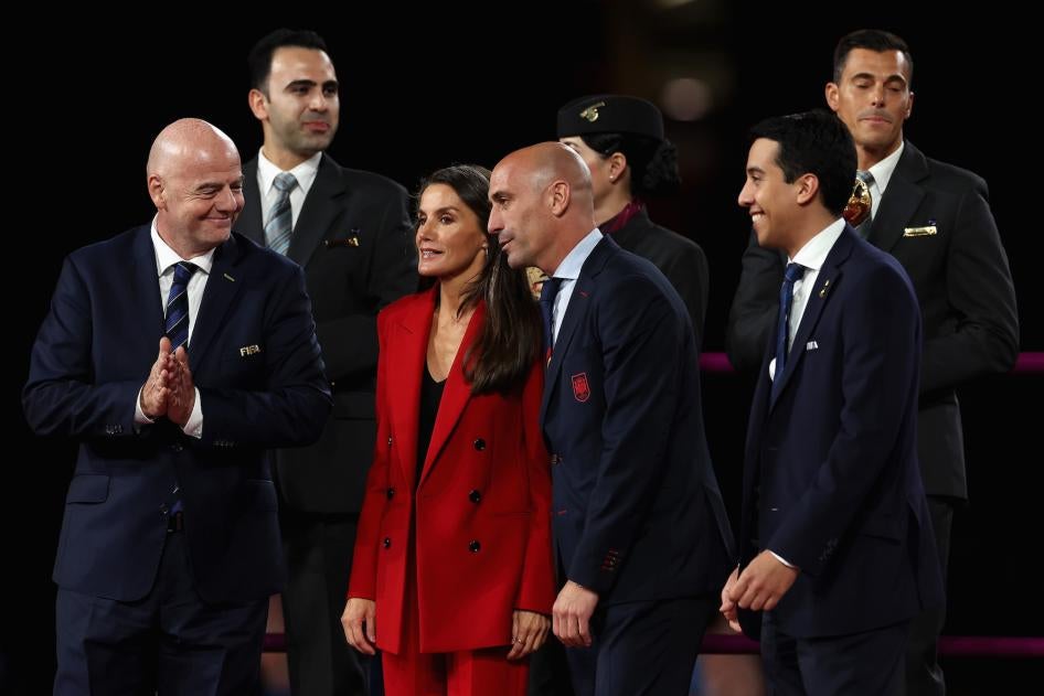 西班牙足球協會主席路易斯·魯維亞萊斯（Luis Rubiales）與西班牙王后萊蒂西亞（Letizia）出席澳洲暨新西蘭2023年國際足球聯合會（國際足聯）女子世界盃西班牙對英格蘭冠軍賽，澳洲悉尼澳洲體育場，2023年8月20日。