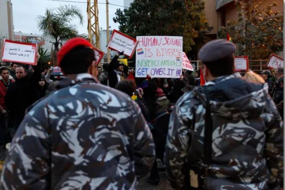 Des policiers libanais surveillaient une manifestation en faveur des droits LGBT à Beyrouth, le 22 février 2009. Ce rare rassemblement avait été organisé par une vingtaine d’homosexuels pour protester contre les violences infligées à deux homosexuels par deux policiers en civil ; les autorités de police avaient nié ces abus.