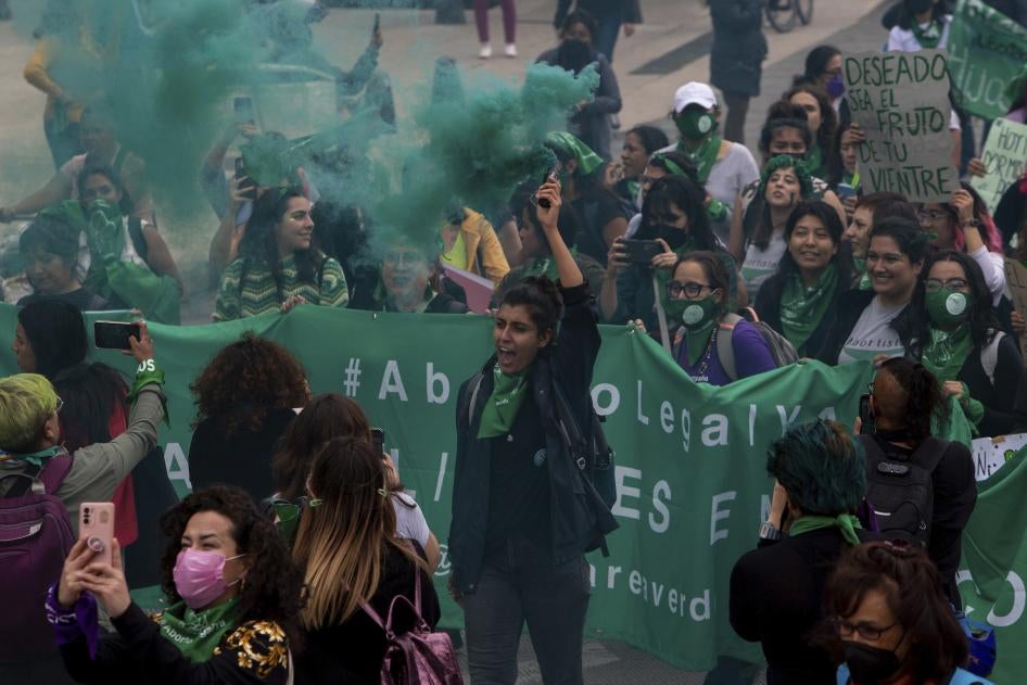  Mujeres de diversos colectivos feministas se manifiestan en el Zócalo de la Ciudad de México en el Día de Acción Global por el Acceso al Aborto Legal, Libre, Seguro y Gratuito, el 28 de septiembre de 2022. 