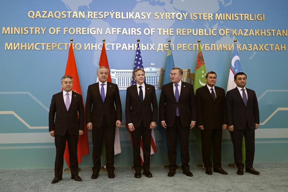 Le ministre des Affaires étrangères du Kirghizstan, le ministre des Affaires étrangères du Tadjikistan, le secrétaire d'État américain, le ministre des Affaires étrangères du Kazakhstan, le ministre des Affaires étrangères du Turkménistan, et le ministre des Affaires étrangères de l'Ouzbékistan participent à la réunion des ministres des Affaires étrangères des États-Unis et de l'Asie centrale (G5+1) au ministère des Affaires étrangères à Astana, au Kazakhstan, le 28 février 2023.