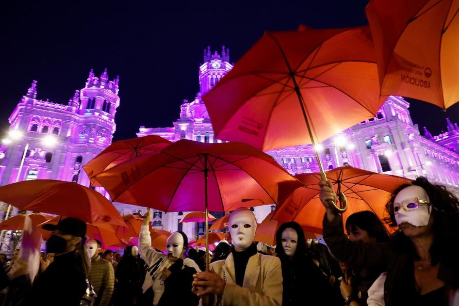 Lors d'un événement organisé le 8 mars 2023 à Madrid, Espagne, à l'occasion de la Journée internationale de la femme, des travailleuses du sexe, masquées, demandent que les clubs où elles travaillent ne ferment pas.