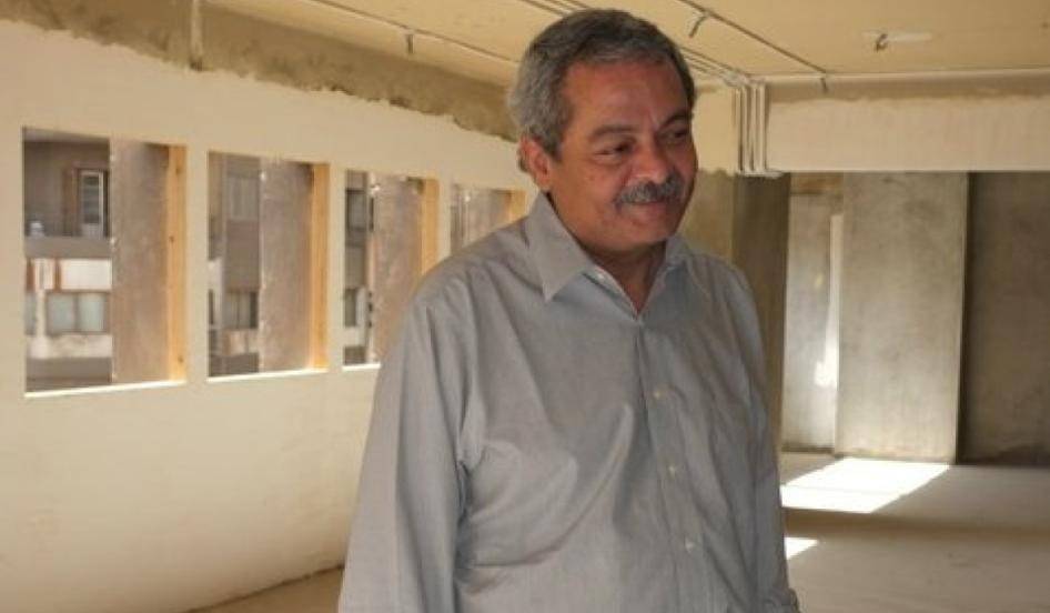 هشام قاسم في مكتبه قيد الإنشاء في القاهرة في 2010. 