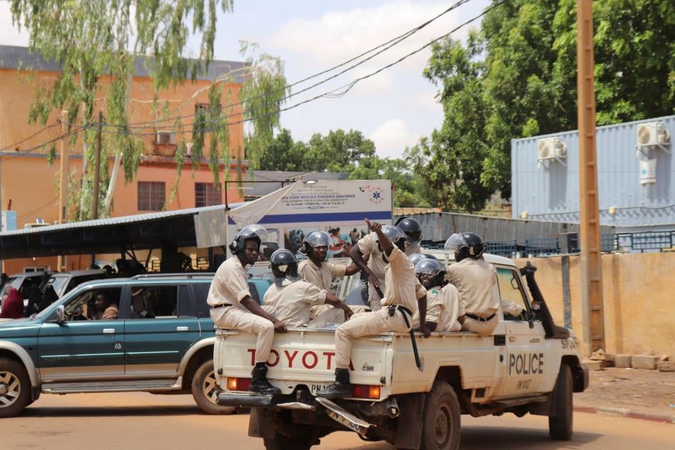 Des policiers nigériens à bord d’un véhicule circulant près du site d'une marche tenue dans la capitale du Niger, Niamey, le 30 juillet 2023, par des partisans du coup d’État militaire du 26 juillet. © 2023 Djibo Issifou/picture-alliance/dpa/AP Images