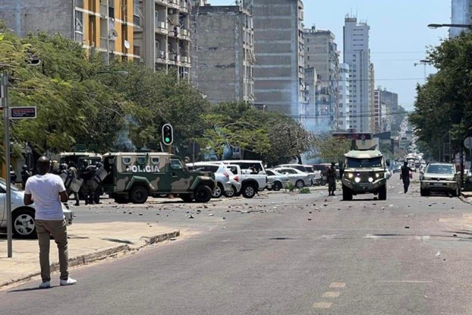 Mozambican police block demonstrators who gathered in Maputo to protest election results, on October 27, 2023. © 2023 by Centoro para Democracia e Desenvolvimento 