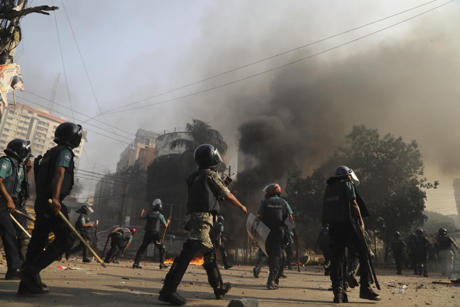 Des policiers bangladais affrontaient des partisans du Parti nationaliste du Bangladesh (BNP), principal parti d’opposition dans ce pays, lors d’une manifestation à Dhaka, en faveur d’élections équitables, le 28 octobre 2023.