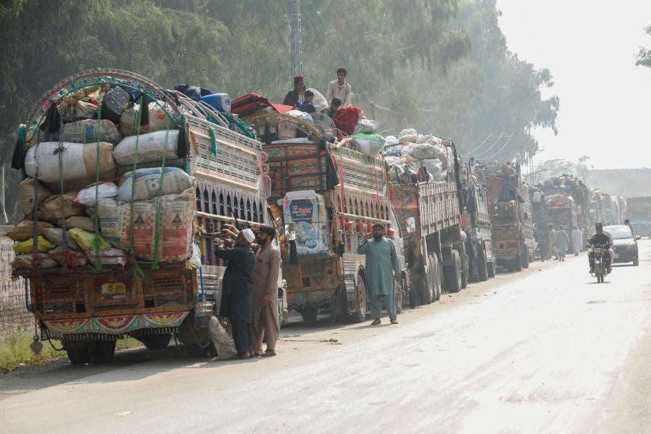 Des camions transportant des bagages de réfugiés afghans contraints de quitter le Pakistan étaient garés près d’un centre de l'agence des Nations Unies pour les réfugiés à Azakhel (district de Nowshera), dans le nord du Pakistan, le 30 octobre 2023.