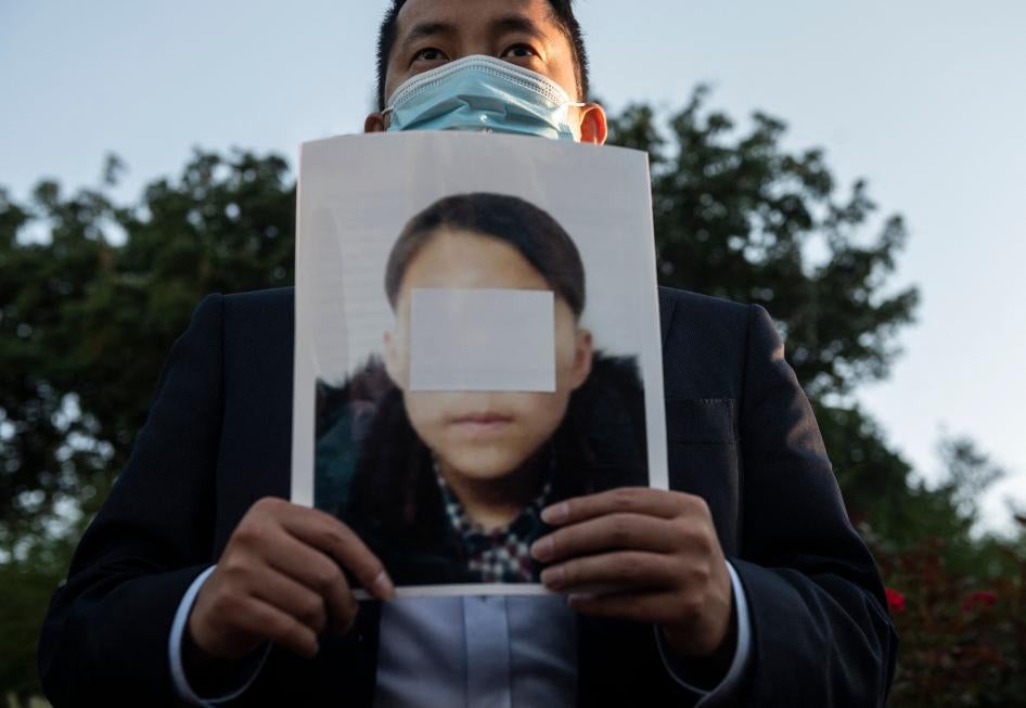 2021년 9월 24일 중국 내 구금된 북한 주민들의 안전한 이동을 시진핑 주석에 촉구하는 워싱턴DC 중국대사관 앞 시위에서 한 활동가의 모습. 젊은 탈북민의 사진을 들고 있다.