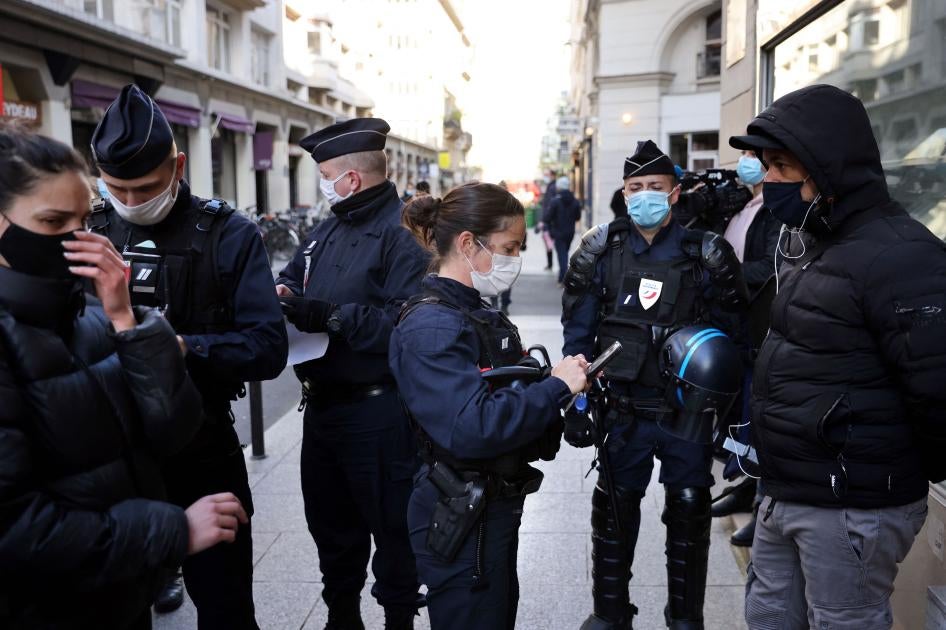 Des policiers contrôlent l'identité des manifestants près du Palais Vivienne à Paris, France, le 6 avril 2021.