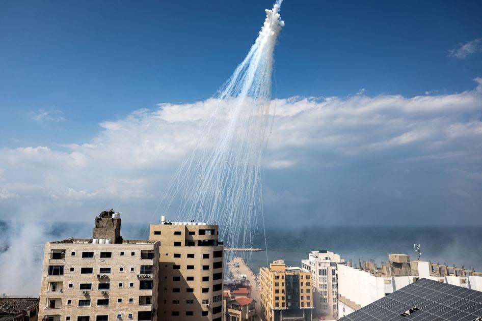 Semburan fosfor putih yang ditembakkan artileri jatuh di atas pelabuhan kota Gaza, 11 Oktober 2023. 