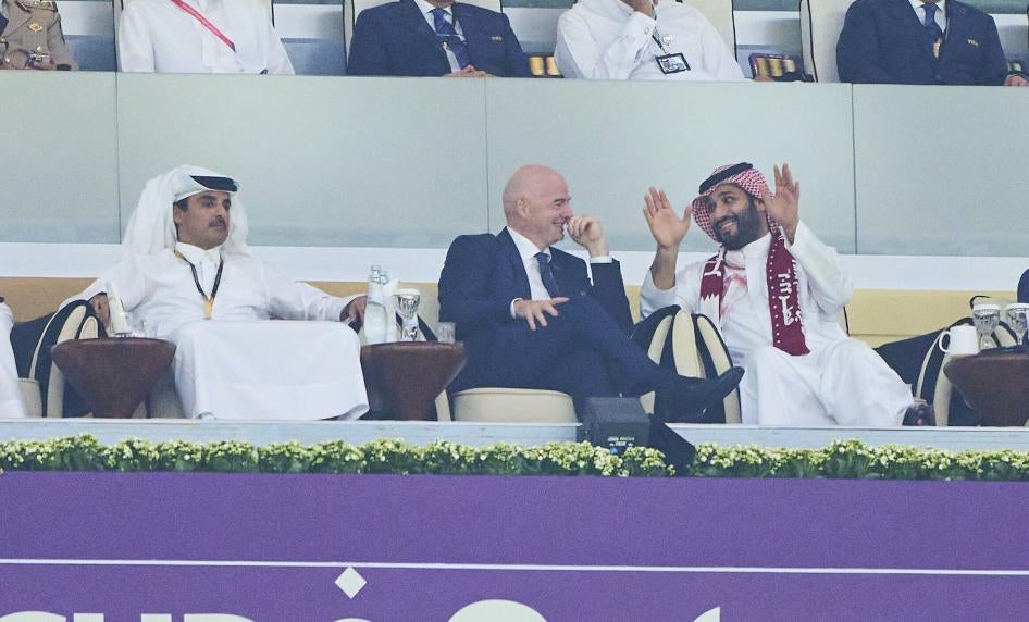Le président du Qatar, l’émir Cheikh Tamim bin Hamad Al Thani (à gauche), le président de la FIFA Gianni Infantino (au centre), et le prince héritier d'Arabie saoudite Mohammed ben Salmane (à droite), photographiés lors d’un match de la Coupe de monde de football au stade Al Bayt à Doha, au Qatar, le 20 novembre 2022.