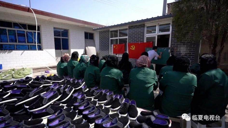 Sebuah posting WeChat dari siaran televisi di Linxia menunjukkan sebuah masjid sudah ditutup dan diubah jadi sanggar pelatihan bikin sepatu dan pakaian, program pengentasan kemiskinan, di Desa Huangniwan, pada Agustus 2018, daerah otonomi Linxia Hui, provinsi Gansu, Tiongkok, 14 Mei 2020. 