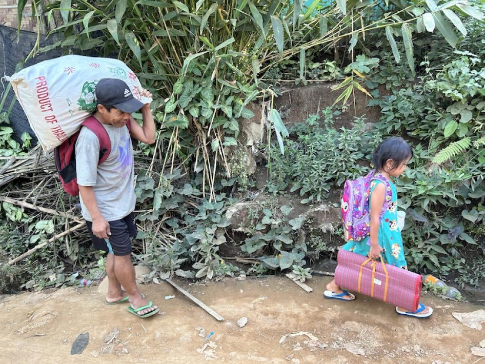 ၂၀၂၃ ခုနှစ် နိုဝင်ဘာ ၁၆ ရက်၊ ကရင်ပြည်နယ်တွင် မြန်မာစစ်တပ်၏ လေကြောင်းတိုက်ခိုက်မှုကြောင့် မြန်မာဒုက္ခသည်များ ထိုင်းနိုင်ငံသို့ ပြန်လည်ရောက်ရှိလာသည်။