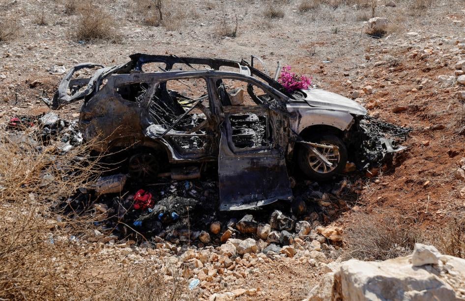 La voiture dans laquelle trois filles et leur grand-mère ont été tuées lors d'une frappe aérienne israélienne dans la banlieue de la ville d'Ainata, au Liban, le 6 novembre 2023.