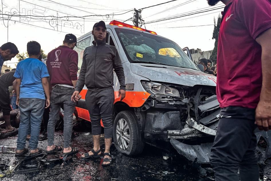 Plusieurs hommes étaient rassemblés près d'une ambulance endommagée lors d'une frappe devant l'hôpital Al-Shifa dans la ville de Gaza, le 3 novembre 2023. 
