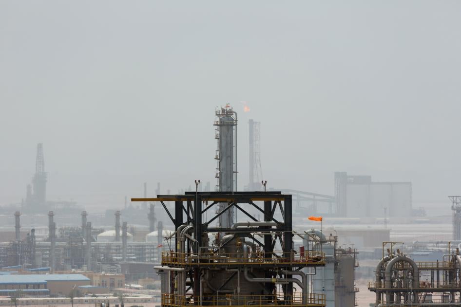 Le complexe d’Al-Ruwais, aux Émirats arabes unis, comprenant une raffinerie et des usines pétrochimiques. Une flamme était visible au-dessus d’une torchère où brûlaient des gaz résiduaires, le 14 mai 2018.