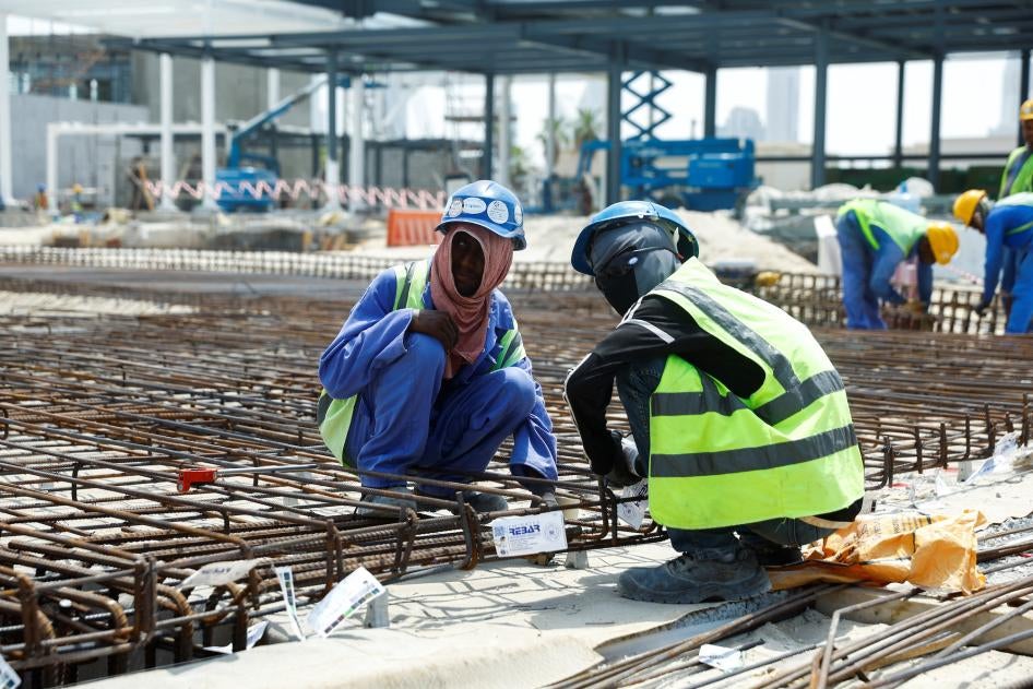 عمال في موقع بناء حيث تطبق الإمارات استراحة عمل في منتصف النهار من الساعة 12.30 ظهرا حتى 3.30 بعد الظهر للعمال للمساعدة في التغلب على الحر، دبي، الإمارات، 15 أغسطس/آب 2023.