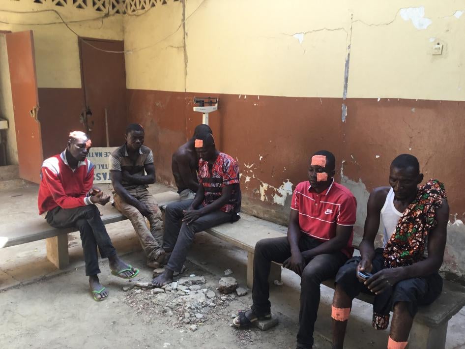 Des manifestants blessés à l'hôpital de l'Union de Chagoua après une manifestation interdite contre la mainmise de la junte sur lepouvoir, le 20 octobre 2022, à N'Djamena, au Tchad.