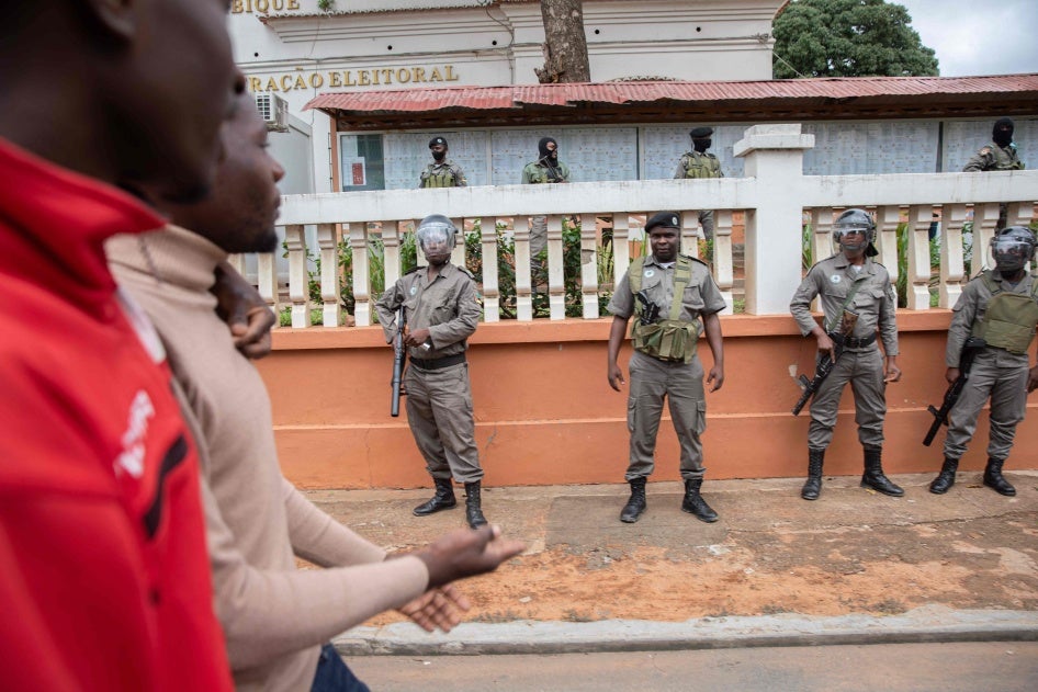 Des forces de police du Mozambique sont stationnées devant le bâtiment du secrétariat technique de l’administration électorale, alors que des partisans du parti d’opposition mozambicain Résistance nationale mozambicaine (RENAMO) manifestent à Maputo, le 17 octobre 2023.