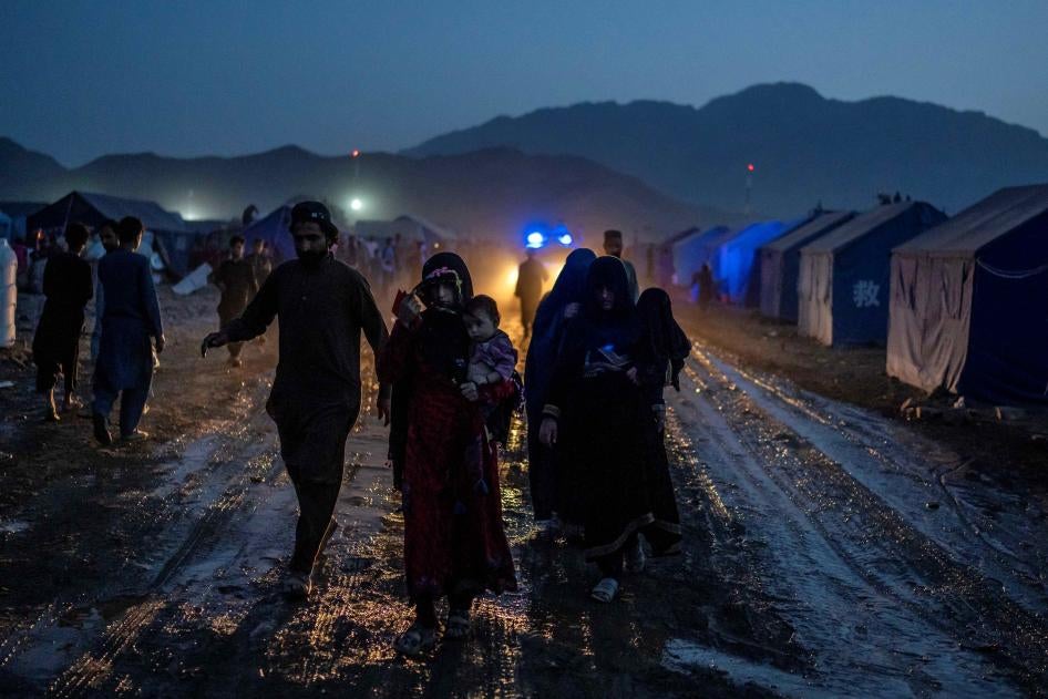 Des réfugiés afghans rentrent en Afghanistan depuis le Pakistan, à Torkham, Afghanistan, le 3 novembre 2023.