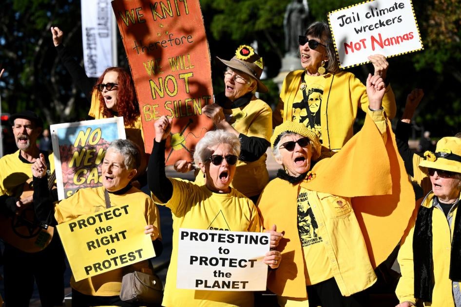 Les "nanas du tricot" se rassemblent devant la Cour suprême de Nouvelle-Galles du Sud à Sydney, en Australie, le 10 mai 2023.