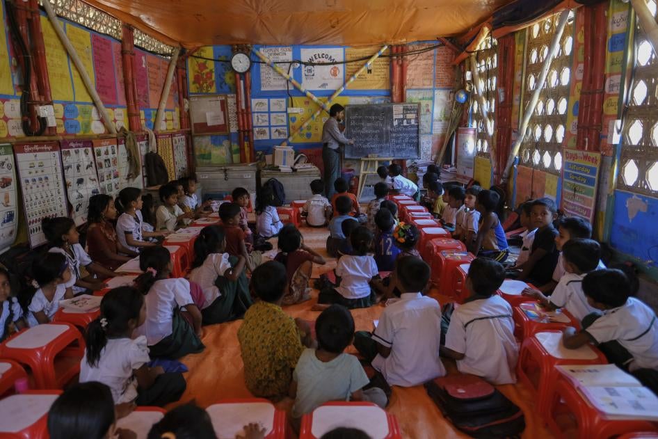 Rohingya refugee children in a Crianças refugiadas Rohingya em uma sala de aula de uma escola em um campo de refugiados no distrito de Cox's Bazar, Bangladesh, 9 de março de 2023.school classroom at a refugee camp in the Cox's Bazar district of Bangladesh, March 9, 2023. 