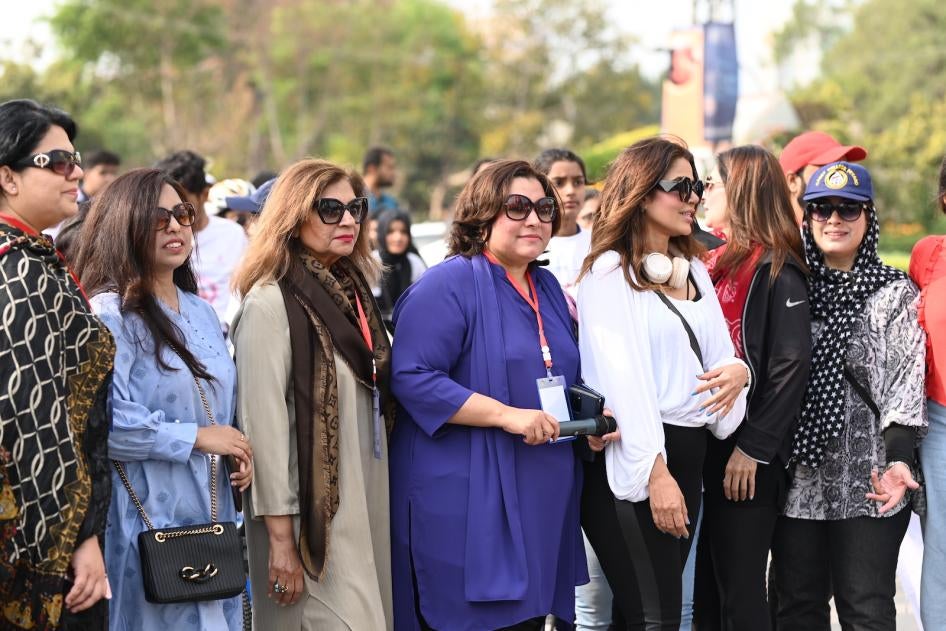 Dur e Shawar, cuarta desde la izquierda, vicepresidenta de la Federación de Trabajadores de Pakistán, durante una concentración de ciclistas por el Día Internacional de la Mujer en Lahore, Pakistán, 2023.