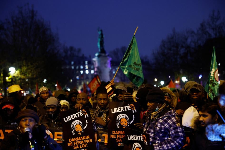 Des manifestants participent à une manifestation contre un projet de loi sur l'immigration sur la place de la République à Paris, en France, le 18 décembre 2023.
