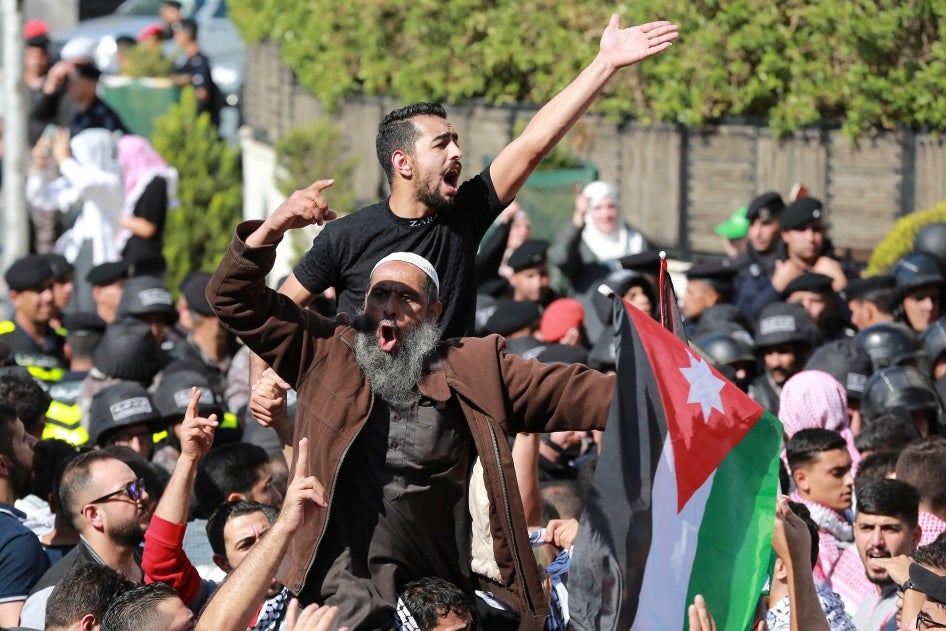 أشخاص يتظاهرون قرب السفارة الإسرائيلية في عمّان في 18 أكتوبر/تشرين الأول 2023، احتجاجا على مقتل مئات الفلسطينيين بعد غارة على مستشفى في قطاع غزة.