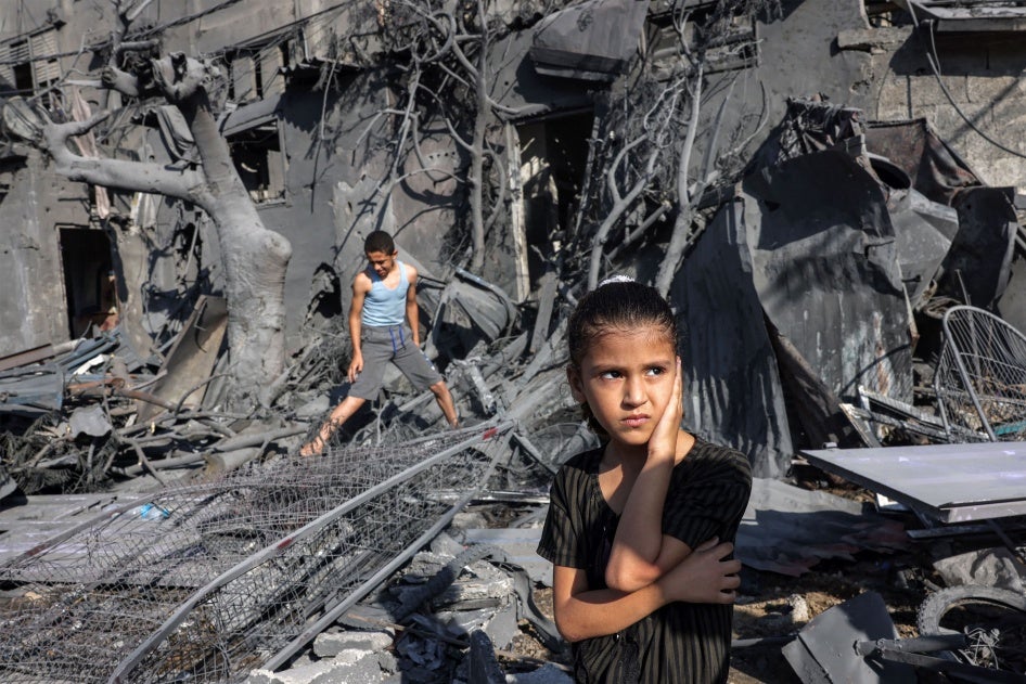Une jeune fille palestinienne, photographiée parmi les décombres d’un bâtiment touché par des bombardements israéliens à Rafah, dans le sud de la bande de Gaza, le 31 octobre 2023. 