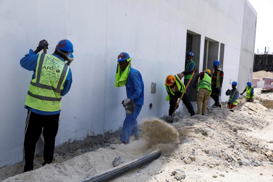 عمال في موقع بناء في دبي، الإمارات العربية المتحدة، 15 أغسطس/آب 2023. 