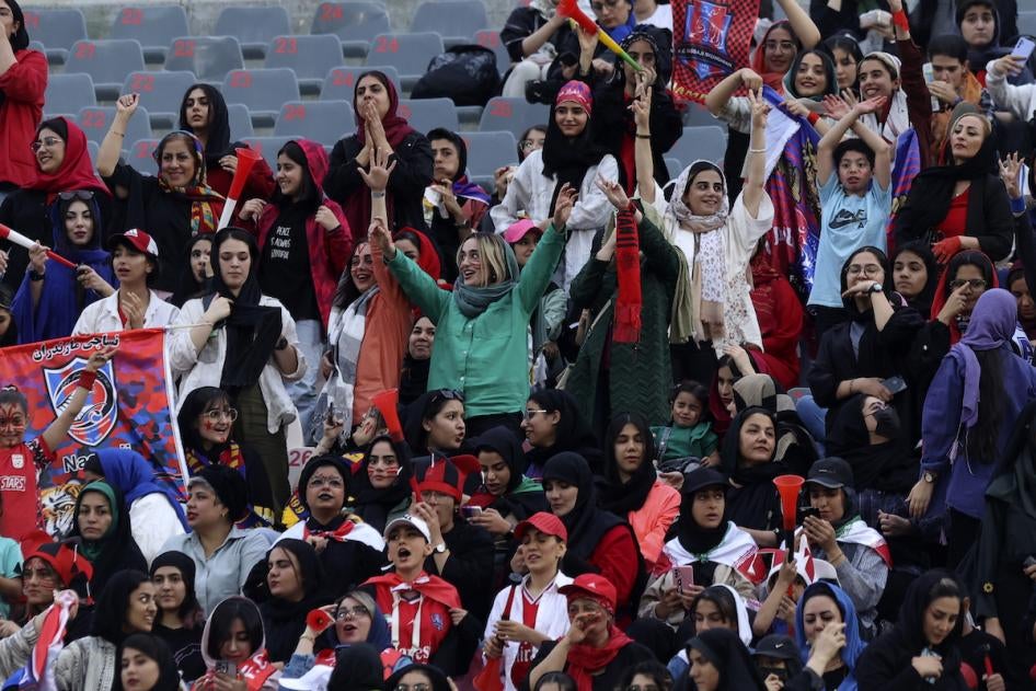 نساء ينتظرن دورهن لمشاهدة مباراة في "دوري أبطال آسيا" في "ستاد آزادي" في طهران، إيران، 3 أكتوبر/تشرين الأول 2023.  