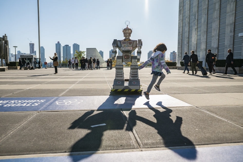 Un robot représentant la campagne « Stop Killer Robots » (« Halte aux robots tueurs ») devant le siège des Nations Unies à New York, en octobre 2019.