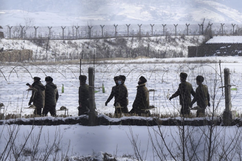 Fotografía tomada el 22 de diciembre de 2022, desde la ciudad china de Dandong, en la que se ve a soldados norcoreanos patrullando la ribera en el condado fronterizo de Uiju.