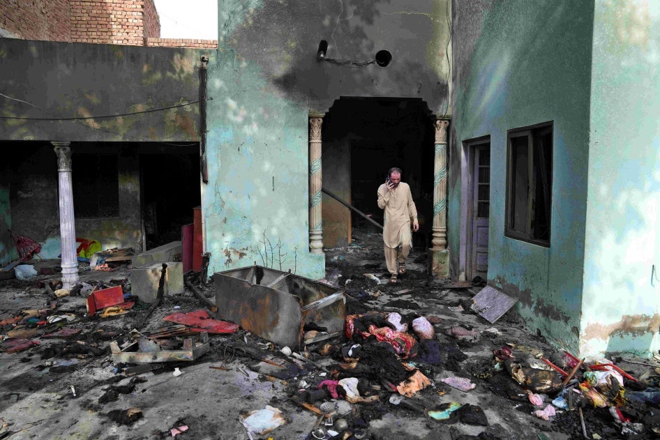 ایک شخص جڑانوالہ، پاکستان میں مسلمان ہجوم کے ہاتھوں تباہ ہونے والا گھر دیکھ رہا ہے۔ 17 اگست  2023 
