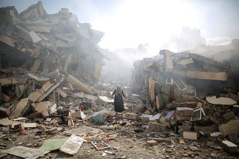 Une habitante du quartier d’Al-Zahra, dans la bande de Gaza, marchait parmi les décombres d’un immeuble résidentiel détruit par une frappe aérienne israélienne, le 19 octobre 2023.