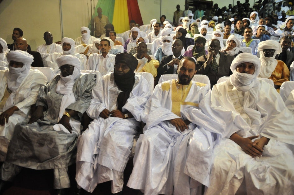 Des représentants du mouvement de l’Azawad assistent à la signature de l’accord de paix négocié par l’Algérie à Bamako, au Mali, le 20 juin 2015.