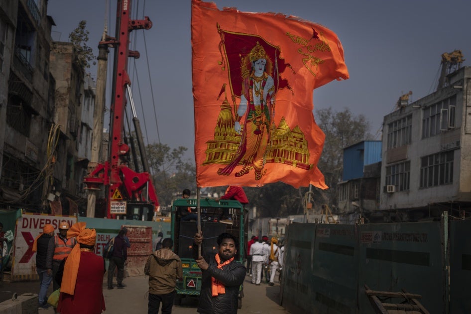 Un homme brandissait un drapeau orange avec une image du dieu hindou Ram, pour célébrer l’ouverture du temple Ram dans la ville d’Ayodhya, en Inde, le 16 janvier 2024.