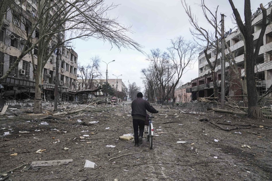 Rua Universytets’ka, no centro de Mariupol, Ucrânia, em 10 de março de 2022, um dia após aviões russos atacarem a área. 