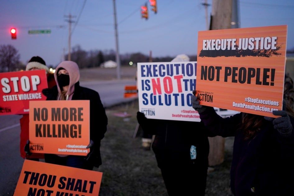 Des militants réclamant l'abolition de la peine de mort se rassemblent pour protester contre une exécution au pénitencier américain de Terre Haute, dans l'Indiana, le 12 janvier 2021.