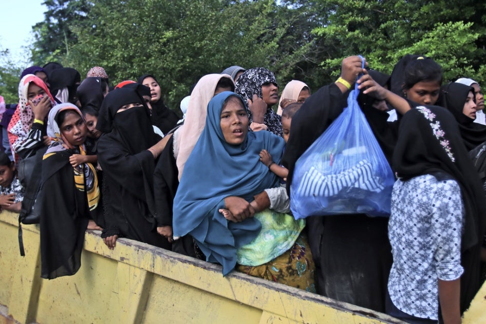 Des femmes et des enfants de l'ethnie Rohingya montent à bord d'un camion alors qu'ils sont déplacés de leur abri temporaire au sous-sol d'une salle communautaire suite à une manifestation de rejet des réfugiés Rohingya à Banda Aceh, province d'Aceh, Indonésie, mercredi 27 décembre 2023.