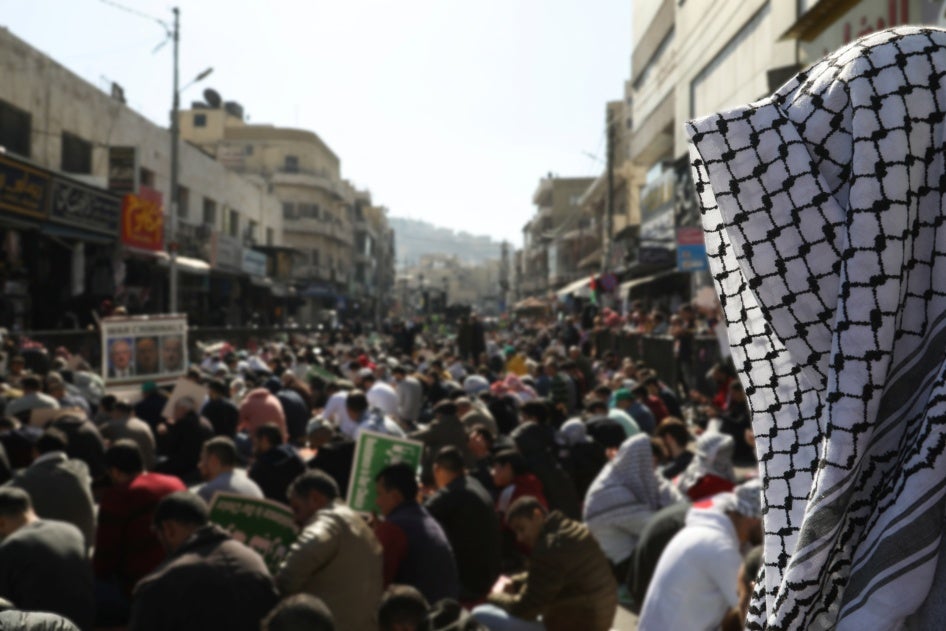 أشخاص يشاركون في مظاهرة دعما للفلسطينيي غزة في عمّان، الأردن، 24 نوفمبر/تشرين الثاني 2023. 