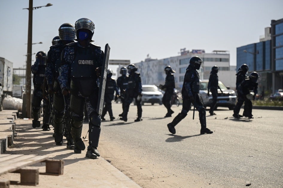 Des gendarmes affrontent des manifestants lors d’une manifestation contre le report de l’élection présidentielle du 25 février à Dakar, au Sénégal, le 4 février 2024.