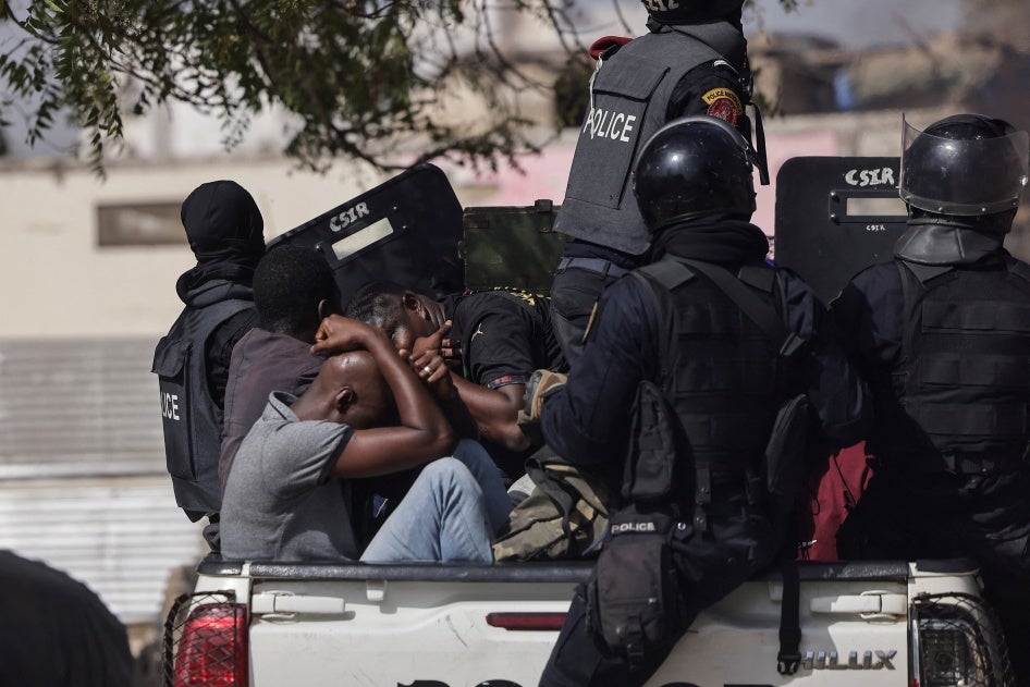 Des manifestants arrêtés sur un pick-up de la police lors d'une manifestation contre le report de l'élection présidentielle du 25 février 2024, à Dakar, au Sénégal, le 9 février 2024.