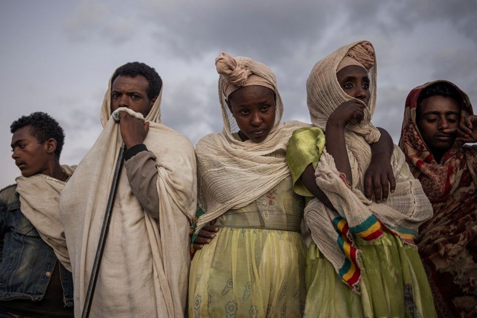 Des chrétiens orthodoxes éthiopiens photographiés dans un camp de personnes déplacées à Lalibela, dans la région d'Amhara en Éthiopie, le 7 janvier 2024. Deux mois auparavant, l'armée éthiopienne a repris le contrôle de la ville aux mains de la milice Fano.
