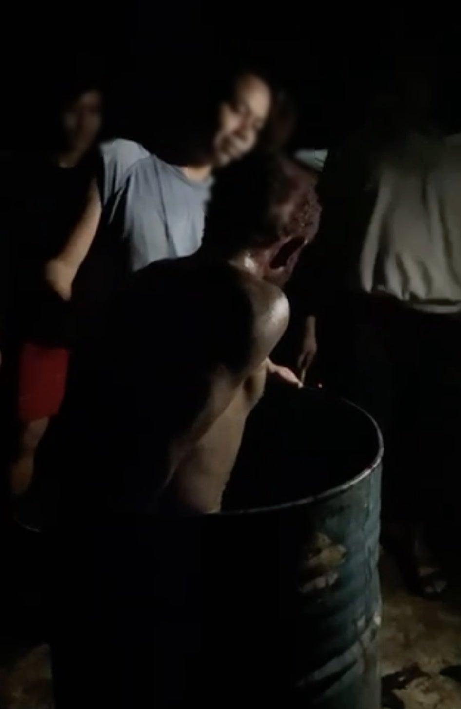 Sebuah tangkapan video menunjukkan tentara Indonesia menganiaya seorang pemuda Papua dalam tahanan mereka di Gome.