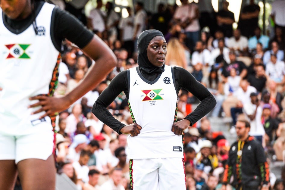 Diaba Konaté, membre de l'équipe PB18, photographiée lors du tournoi de streetball (basketball de rue) Quai 54 à Paris